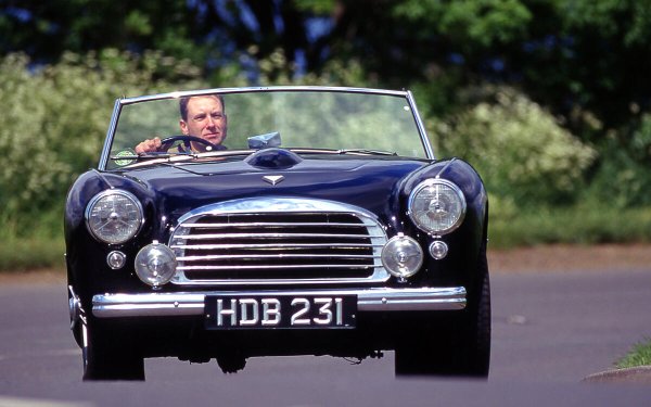 Може би по-красива от Triumph TR2, на която е базирана. Swallow е дело на Уилям Лайънс от Jaguar, след което е продадена на гигантския конгломерат Tube Investments. Фирмата строи 276 Doretts преди да бъде дръпнат щепселът.